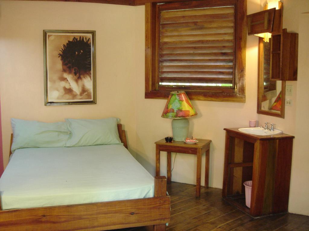 Whistling Bird Hotel Negril Esterno foto